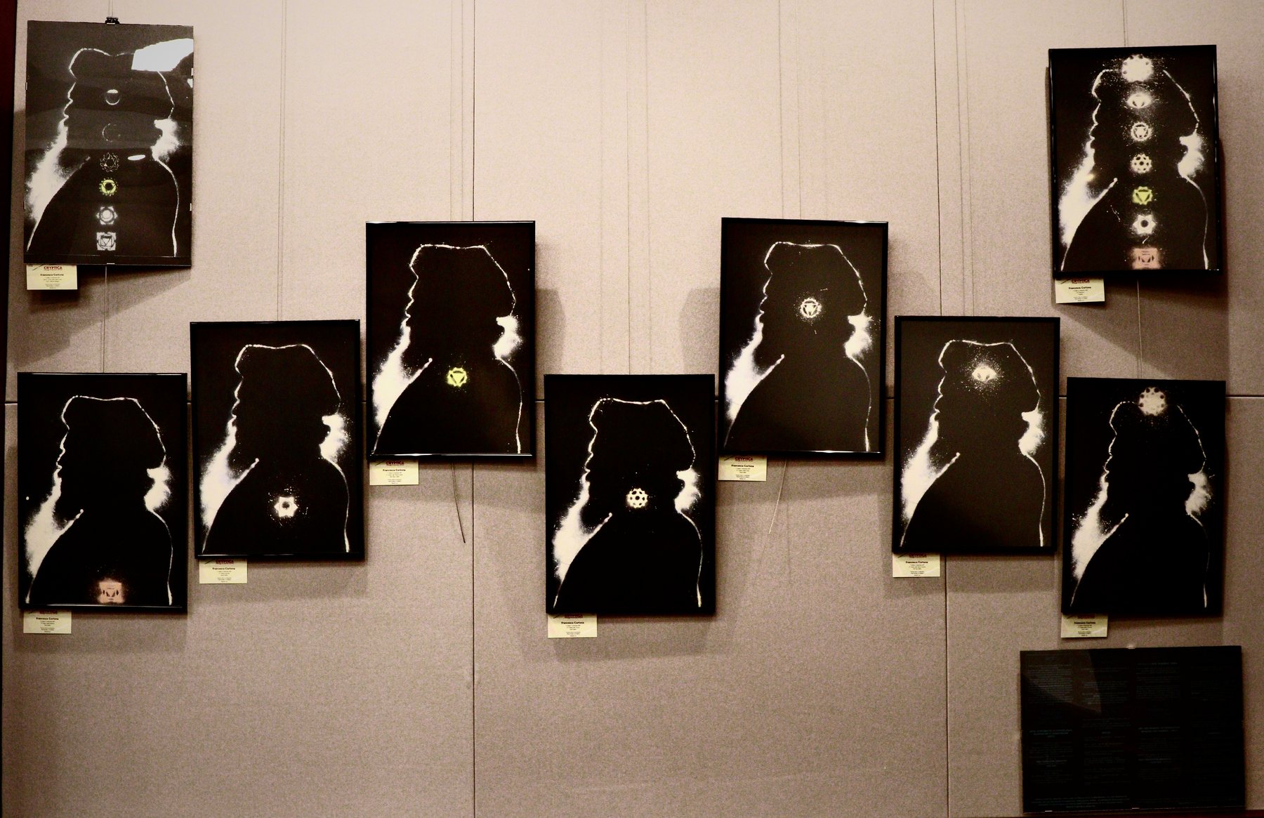 Le opere fisiche della collezione 7 Chakra esposte in mostra